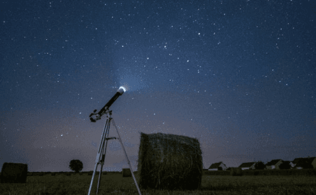 Equipamento de observação em campo sob o céu noturno